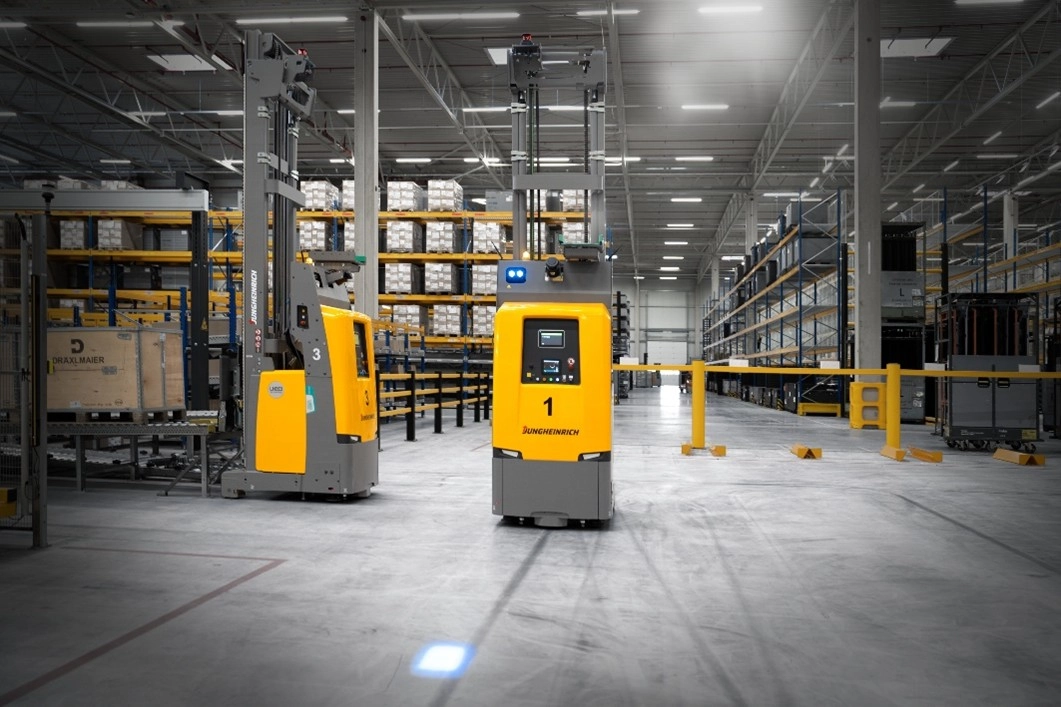 Jungheinrich forklifts in a warehouse